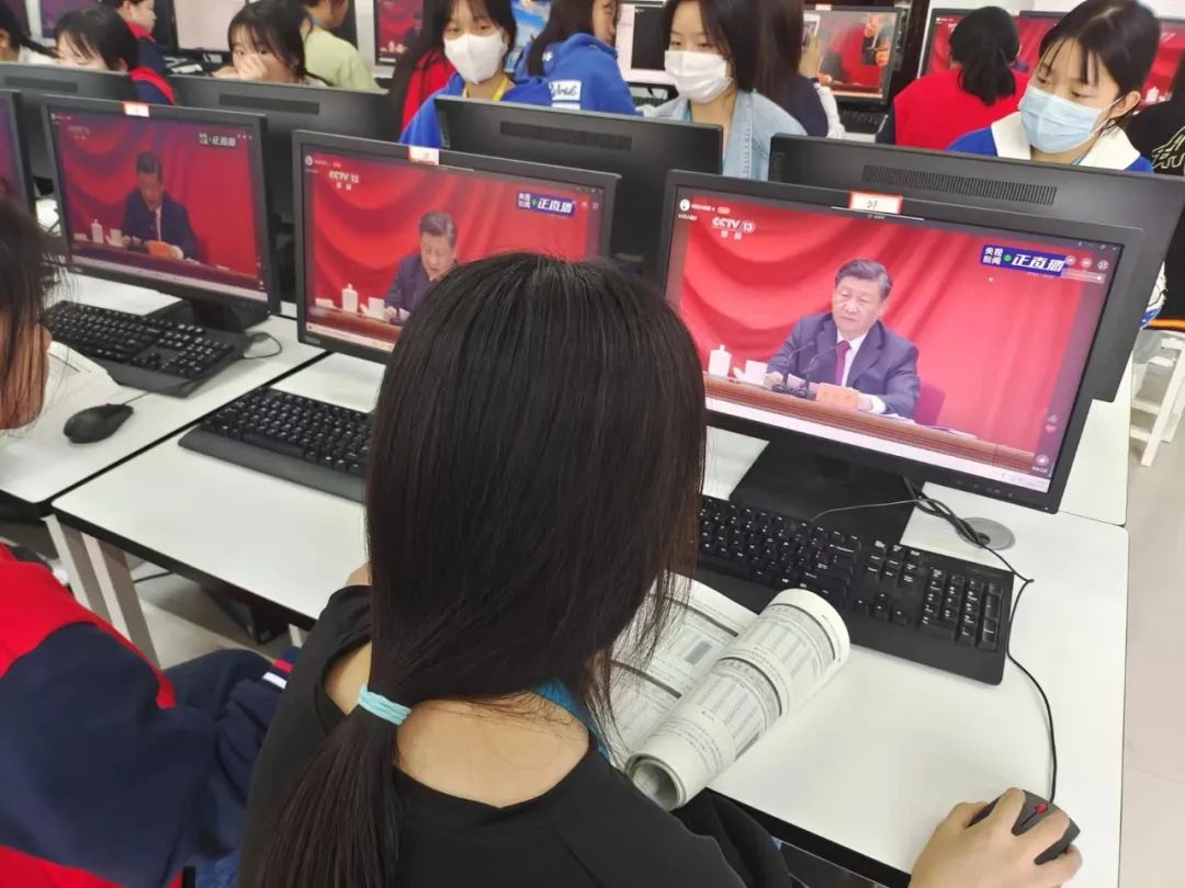 郑州爱婴幼师学校组织学生观看庆祝中国共产主义青年团成立100周年大会