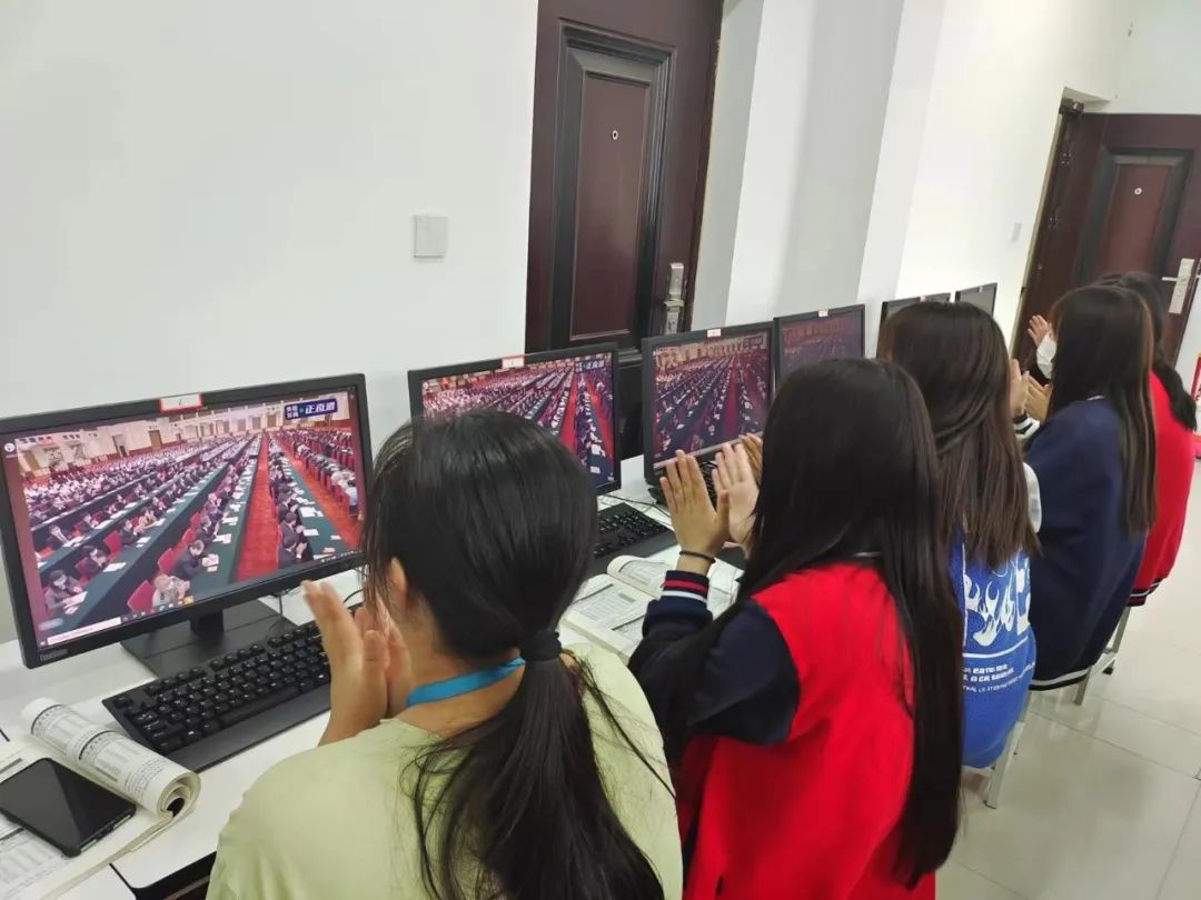 郑州爱婴幼师学校组织学生观看庆祝中国共产主义青年团成立100周年大会