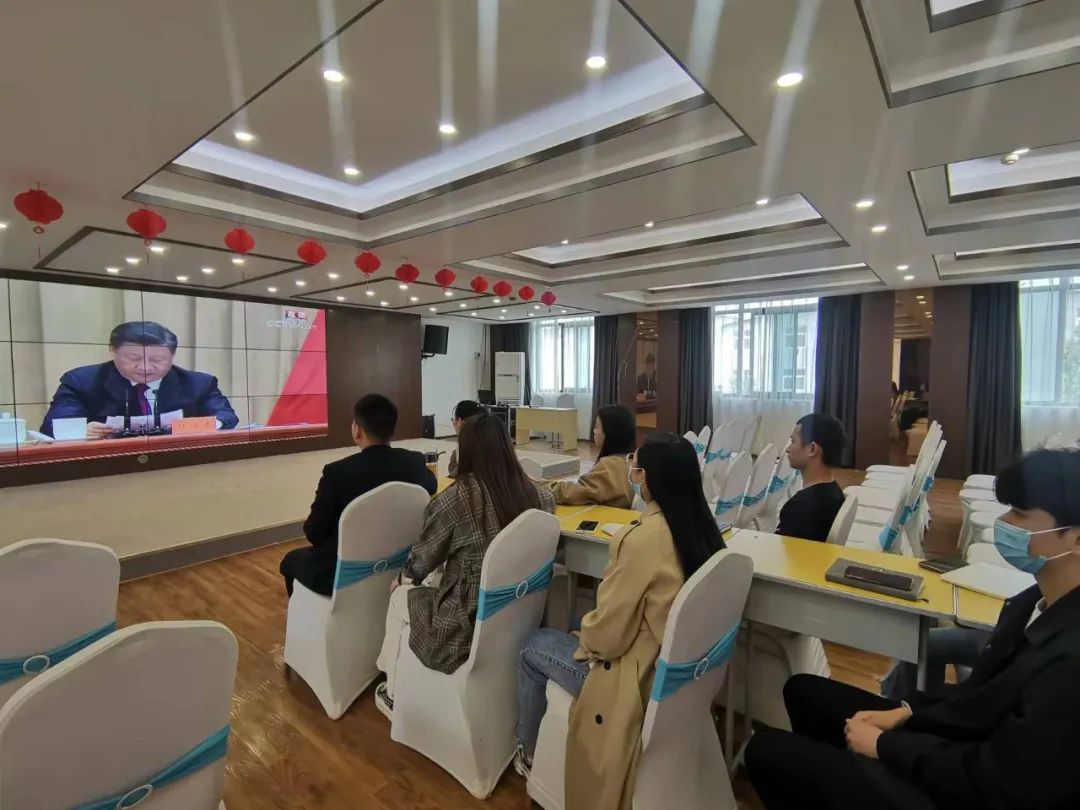 郑州爱婴幼师学校组织学生观看庆祝中国共产主义青年团成立100周年大会