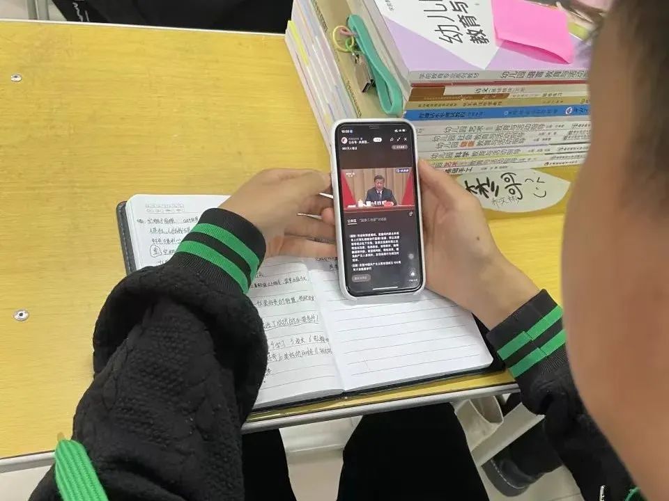 郑州爱婴幼师学校组织学生观看庆祝中国共产主义青年团成立100周年大会