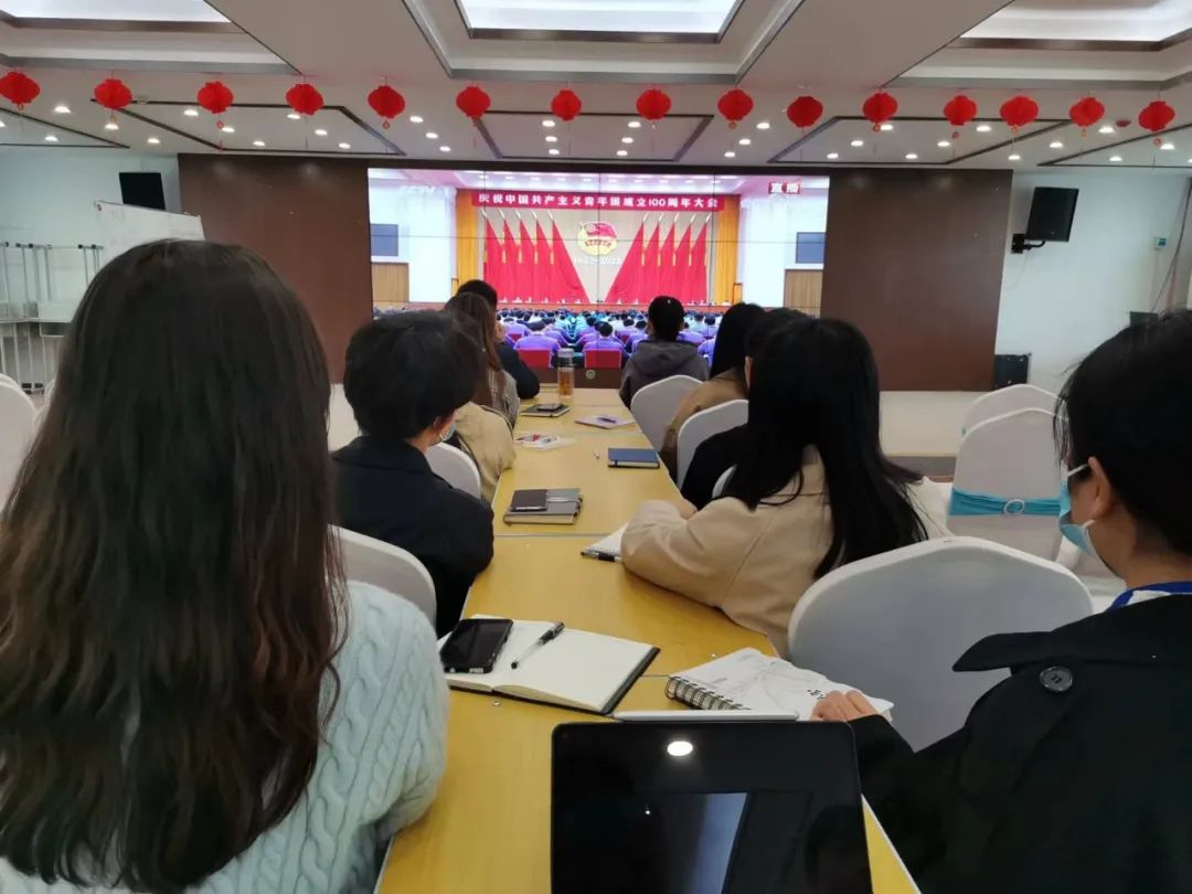 郑州爱婴幼师学校组织学生观看庆祝中国共产主义青年团成立100周年大会