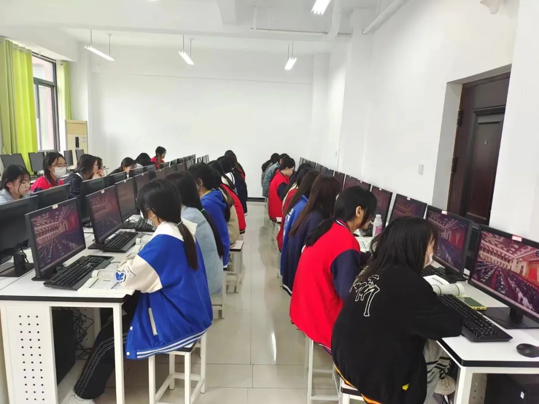 郑州爱婴幼师学校组织学生观看庆祝中国共产主义青年团成立100周年大会