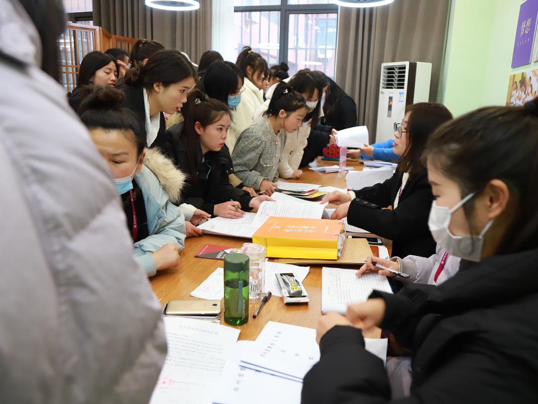 郑州爱婴幼师2023春季毕业生双选会成功举办