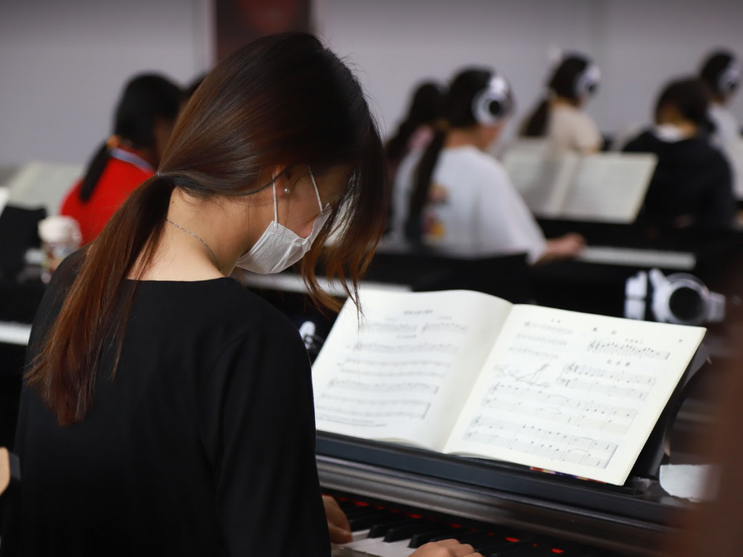 郑州爱婴幼师学校钢琴特长教育，让你在88个琴键上聆听生命天籁！